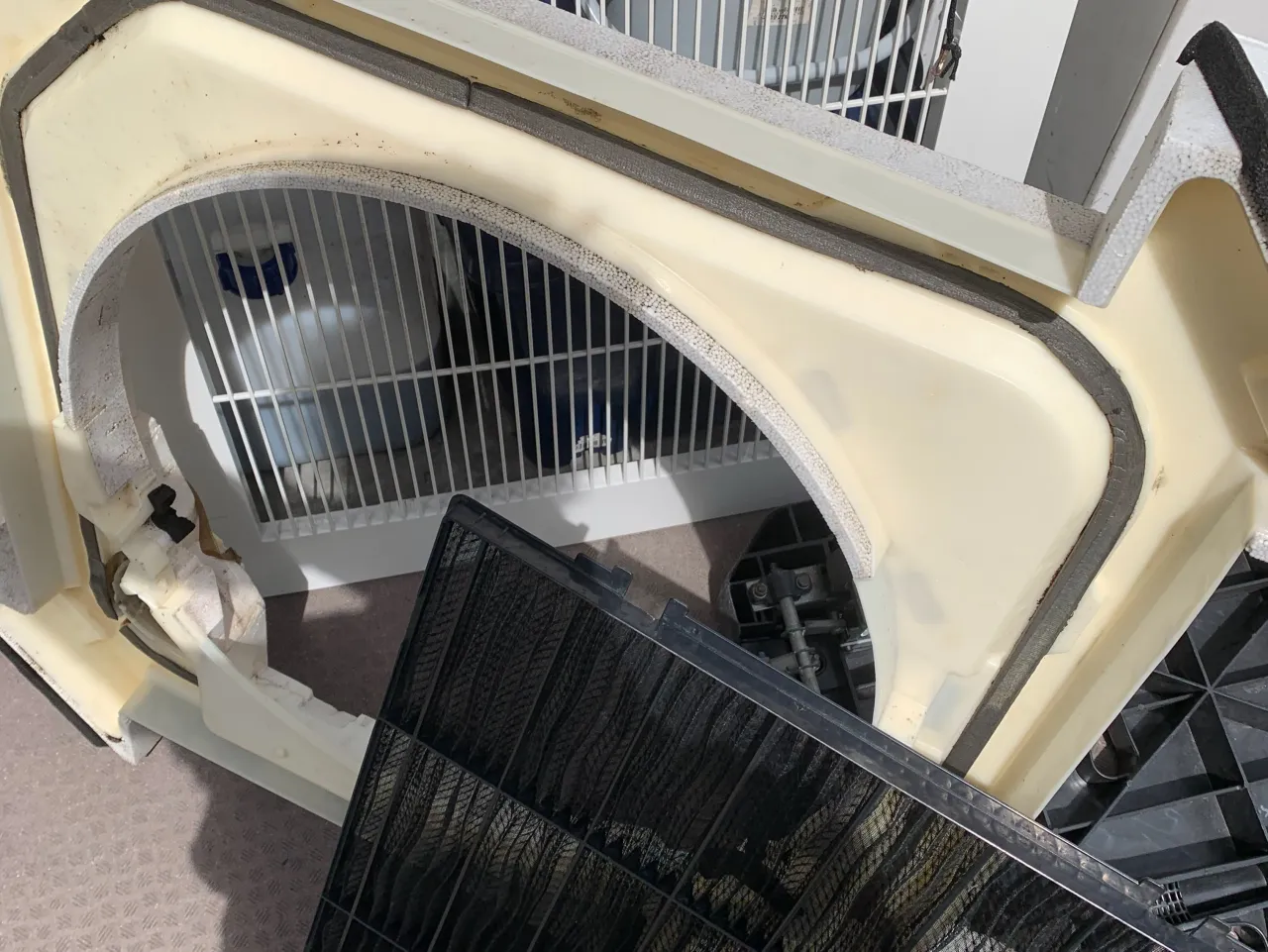 店舗の業務用エアコンの清掃🧹