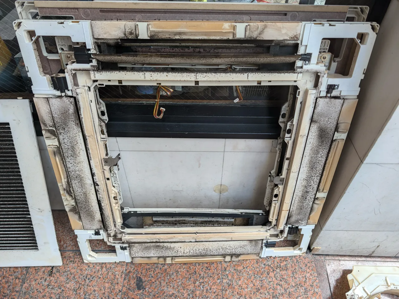 店舗の業務用エアコンの清掃🧹